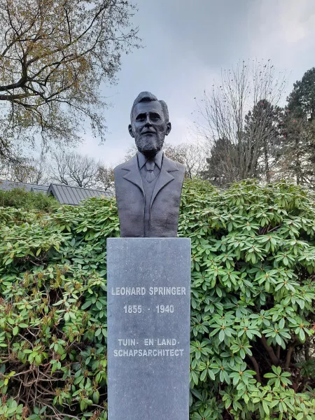 Afbeelding uit: november 2020. Buste van landschapsarchitect Leonard Springer, de ontwerper van de begraafplaats.