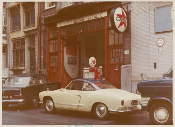 Afbeelding uit: 1964. Automobiel-reparatie- en revisie bedrijf De Falck. Met Caltex-benzinepomp.