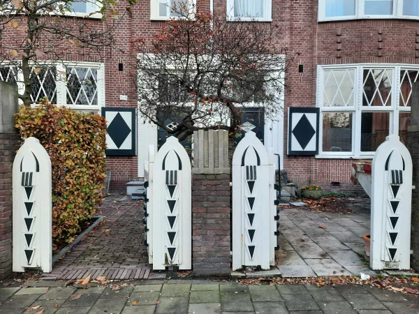 Afbeelding uit: november 2020. Tuinhekken aan de Cornelis Schuytstraat.