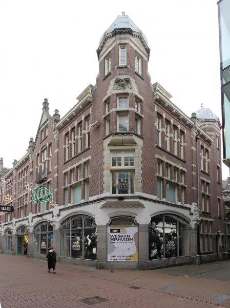 Afbeelding uit: november 2020. Kalverstraat (links) hoek Enge Kapelsteeg.