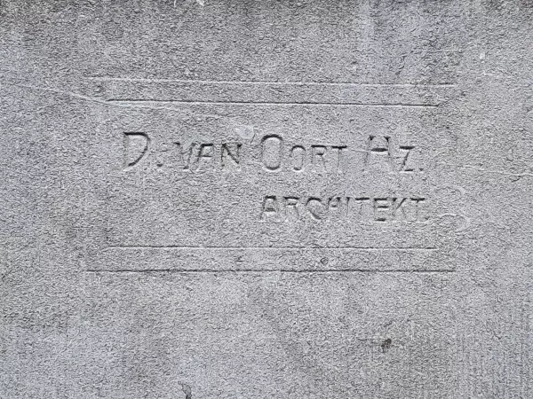 Afbeelding uit: november 2020. Zijn signatuur op een woonhuis aan de Koninginneweg uit 1900.