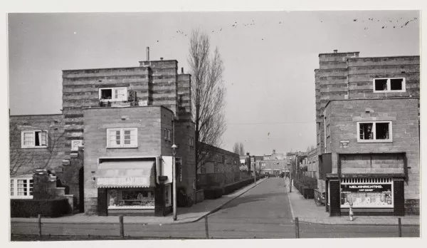 Afbeelding uit: maart 1938. In het midden de Schovenstraat. Op de hoek links een banketbakker, rechts een melkslijterij.
Bron afbeelding: SAA, bestand A01634001125.