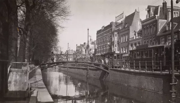 Afbeelding uit: 1933. Nummer 27 is het pand met op het dak de reclame voor de Eerste Hollandsche. De Vijzelgracht werd in 1933 gedempt.
Bron afbeelding: SAA, bestand A01634000502.