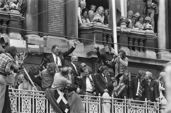 Afbeelding uit: juli 1974. Het balkon is vaak gebruikt voor huldigingen, van Ajax maar ook van Nelson Mandela. Hier gaat bondscoach Rinus Michels op de schouders nadat het Nederlands elftal tweede was geworden op het wereldkampioenschap voetbal.
