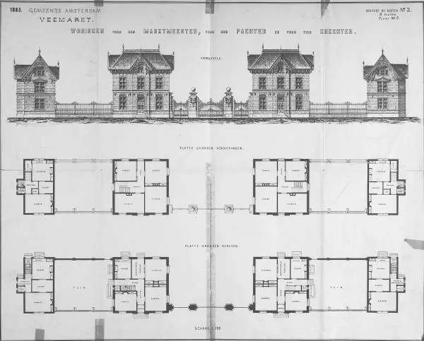 Afbeelding uit: 1885. De hoofdingang van de veemarkt. V.l.n.r. een huis met twee knechtswoningen, woning van de marktmeester, woning van de pachter en nog een huis met twee knechtswoningen.