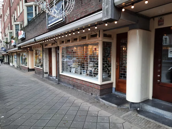 Afbeelding uit: december 2020. Hoofddorpweg. De eerste gebruiker van de winkel (nummer 18) was vermoedelijk de weduwe Boorsma, die hier een kruidenierszaak dreef.