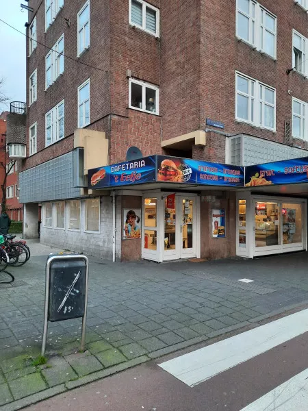 Afbeelding uit: december 2020. Hoek Vespuccistraat. Cafetaria 't Eefje.