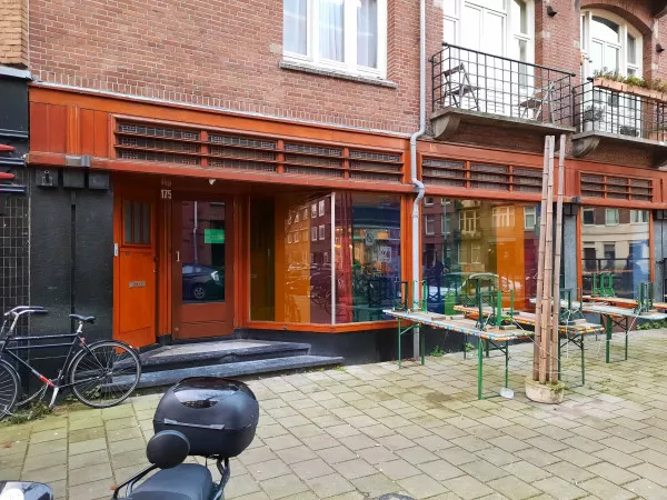 Afbeelding uit: december 2020. Winkelpui aan de Van Speijkstraat.