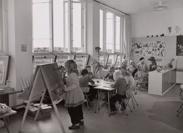 Afbeelding uit: november 1956. Een van de klaslokalen van 't Waterhoentje.
Bron afbeelding: SAA, bestand 010009009815.