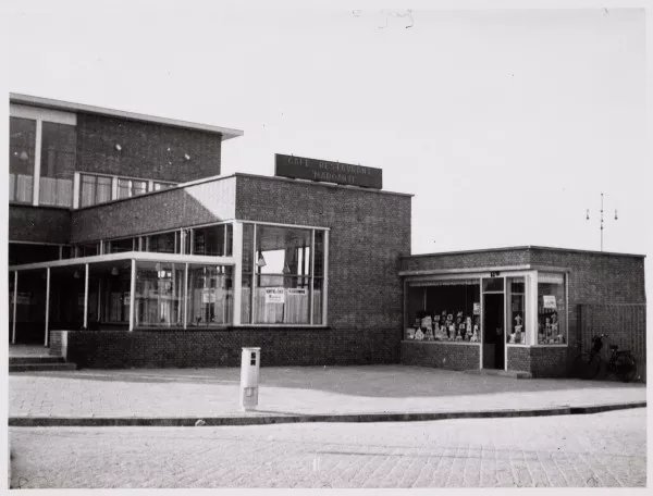 Afbeelding uit: oktober 1934. De oorspronkelijke situatie aan de oostkant. Rechts de kiosk die in 1955 moest wijken voor de ingang van het nieuwe feestgebouw.
Bron afbeelding: SAA, bestand 010009010289.