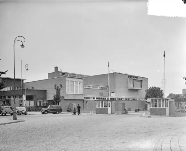 Afbeelding uit: september 1956. Zicht op het nieuwe theatercomplex.