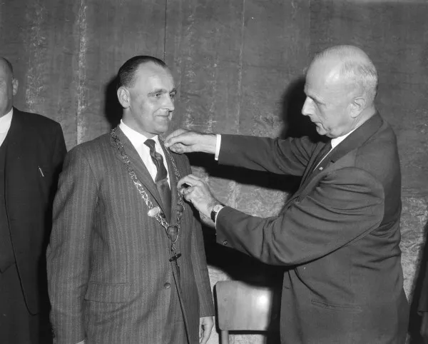 Afbeelding uit: september 1963. J. van Duure uit Woerden heeft het Nationale Kaaskeurconcours gewonnen en krijgt daarom de Gouden Kaasboor.