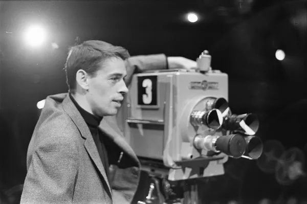 Afbeelding uit: februari 1963. De Belgische zanger Jacques Brel tijdens een tv-opname in Marcanti.