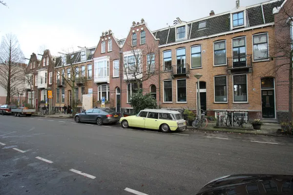 Afbeelding uit: december 2020. Hogeweg tussen Pythagorasstraat en Arntzeniusweg. Woonhuizen uit 1901, architect J. Appel.