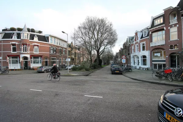 Afbeelding uit: december 2020. Bredeweg gezien vanaf de Linnaeuskade. Het hoekhuis links dateert uit 1902 (architect H.F. Huij); het hoekhuis rechts is van 1900 en werd ontworpen door P.H. de Waal.