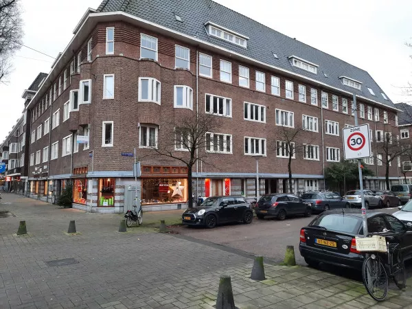 Afbeelding uit: december 2020. Deurloostraat hoek Scheldestraat (links).