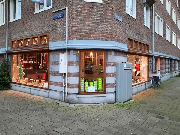 Afbeelding uit: december 2020. Winkelpui op de hoek Scheldestraat-Deurloostraat.