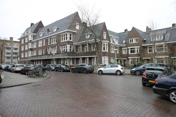 Afbeelding uit: december 2020. Rechts de huizen van architect Westerman in de Holbeinstraat.
