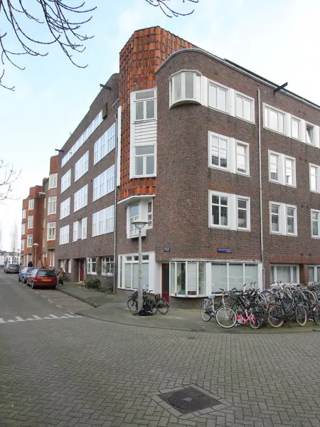 Afbeelding uit: december 2020. Hoek Amstelkade (links). De gevel langs de kade is anders geleed dan om de hoek.