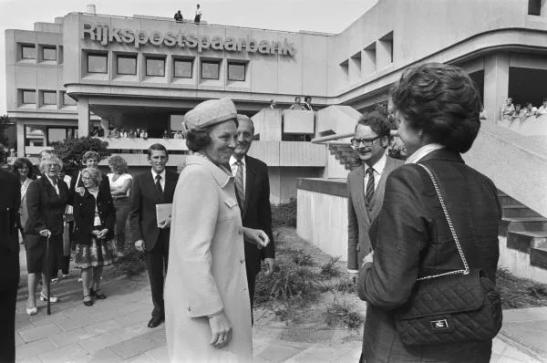 Afbeelding uit: september 1981. Bezoek van koningin Beatrix en staatssecretaris Smit-Kroes (geheel rechts) ter gelegenheid van het 100-jarig bestaan van de Rijkspostspaarbank.
