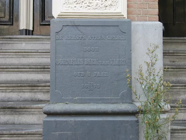Afbeelding uit: november 2020. De achtjarige Cornelis Dirk van Vliet mocht op 31 oktober 1878 de eerste steen leggen. Dat had hij een maand eerder ook al gedaan bij de huizen aan de Weteringschans.