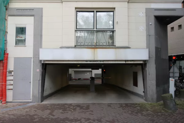 Afbeelding uit: november 2020. De inrit, feitelijk een onderdoorgang naar de garage onder het achtergelegen Hirschgebouw.