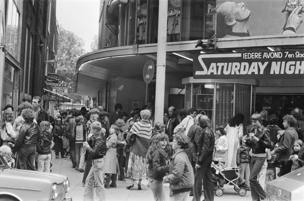 Afbeelding uit: juli 1978. Gezien de vele kinderen kwam men waarschijnlijk voor Pinkeltje en niet voor Saturday Night Fever.