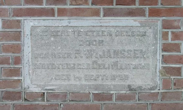 Afbeelding uit: januari 2021. "De eerste steen gelegd
door
den heer P.W. Janssen
directeur der Deli Maatschij
den 14 sept 1895"