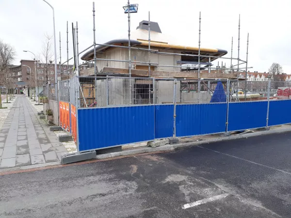 Afbeelding uit: maart 2020. Het uit beton opgetrokken nieuwe brugwachtershuisje.