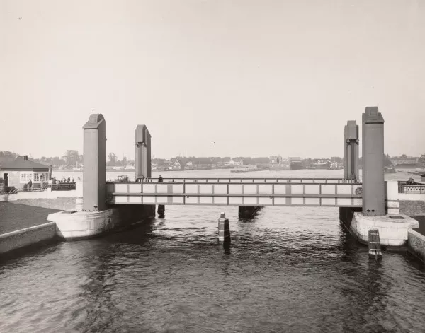 Afbeelding uit: circa 1935. De brug op de oorspronkelijke locatie.
Bron afbeelding: SAA, bestand OSIM00004004402.