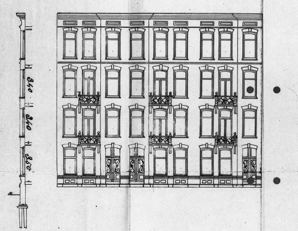 Afbeelding uit: 1895. Volgens het Stadsarchief is dit het ontwerp voor nummers 34, 35 en 36. Een aanvullende tekening toont een gewijzigd ontwerp, met erkers in plaats van balkons. Dat is precies zoals nummer 33 er nu uitziet.
Bron afbeelding: SAA, bestand 5221BT913311.