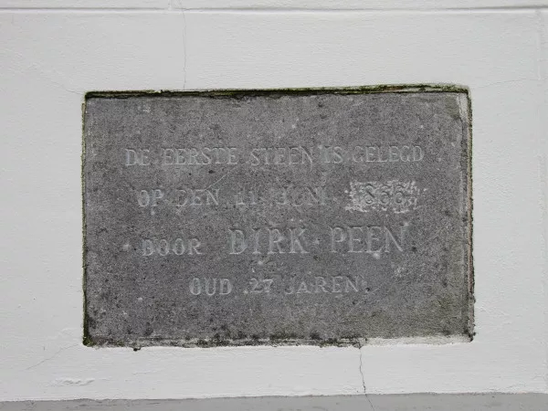 Afbeelding uit: januari 2021. "De eerste steen is gelegd
op den 11 juni 1866 
door Dirk Peen 
oud 27 jaren"
Peen was een in Schellingwoude geboren 'landman', boer.