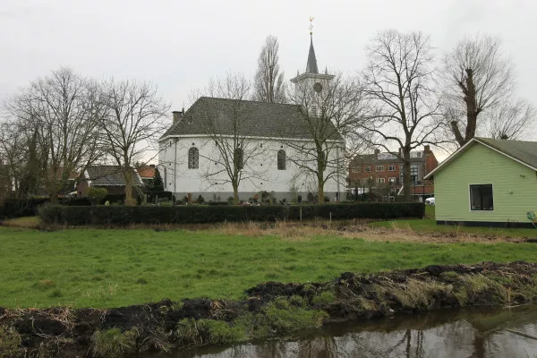 Afbeelding uit: februari 2021. Kerk en kerkhof gezien vanaf de Paterslaan.
