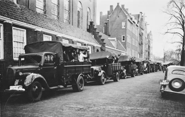 Afbeelding uit: februari 1941. Op 22 en 23 februari 1941 werden ruim 400 Joodse mannen door de Duitse bezetter opgepakt en bijeengebracht op het J.D. Meijerplein, om met vrachtwagens gedeporteerd te worden naar verschillende kampen. Slechts twee van hen overleefden de oorlog.