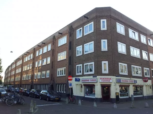 Afbeelding uit: oktober 2011. Bestevâerstraat 173-213, rechts de Karel Doormanstraat.