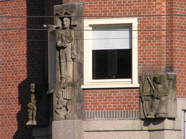 Afbeelding uit: oktober 2011. Sculpturen op de hoek met de Hoofdweg.