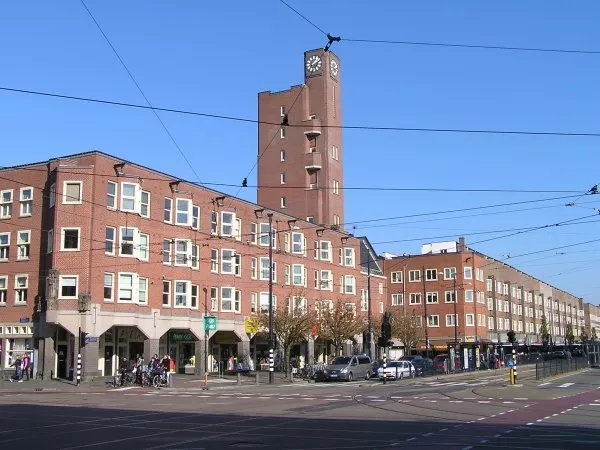 Afbeelding uit: oktober 2011. Links de Hoofdweg, rechts de Jan Evertsenstraat.