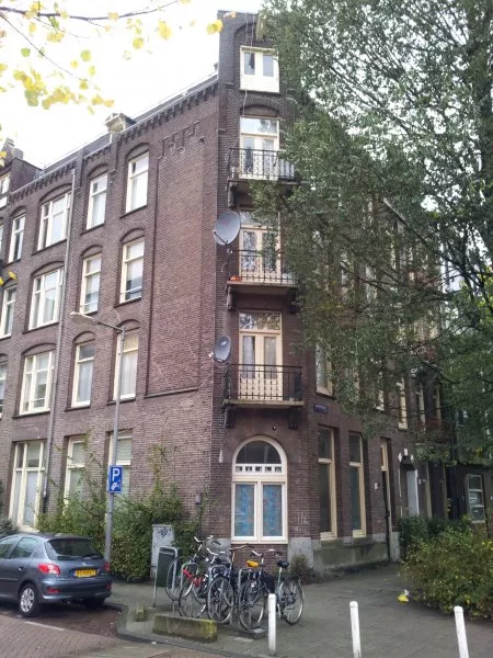 Afbeelding uit: oktober 2011. Hoek Dapperstraat (rechts).