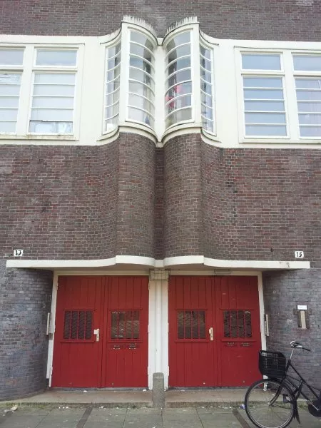 Afbeelding uit: oktober 2011. School aan de Jan Maijenstraat. Architect: Publieke Werken (J.W. Frantzen).