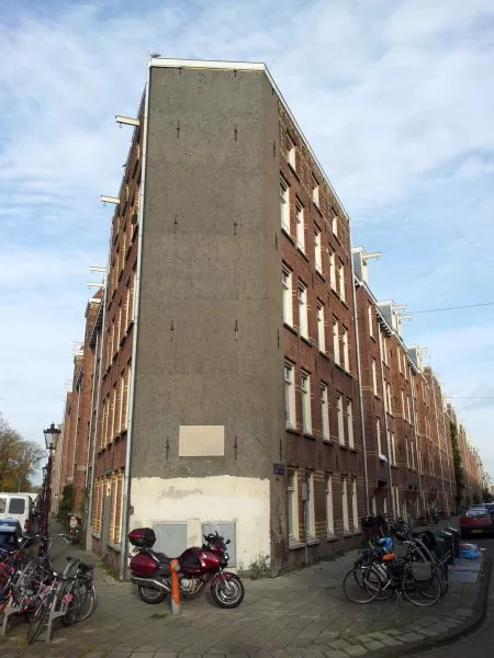 Afbeelding uit: oktober 2011. Hoek Kostverlorenkade - Jacob van Lennepstraat (rechts).