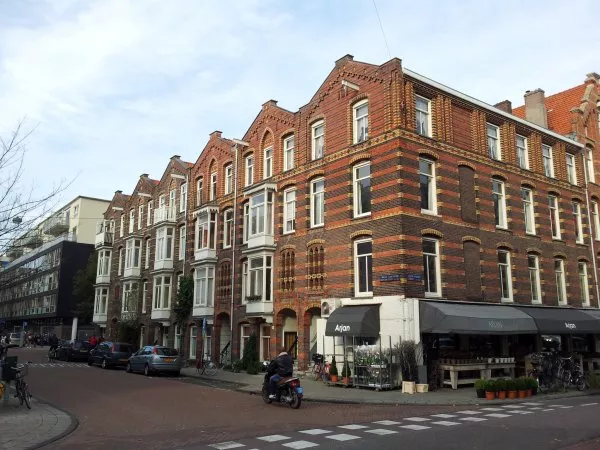 Afbeelding uit: oktober 2011. Rechts de Eerste Helmersstraat.