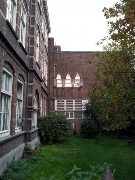 Afbeelding uit: oktober 2011. De zijkant, bij het tuintje aan de Helmersstraat.
