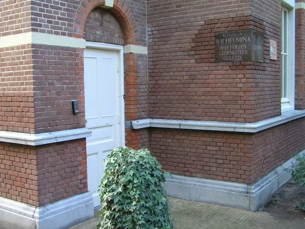 Afbeelding uit: oktober 2011. Op de steen staat "Koningin Wilhelmina heeft dezen gedenksteen gelegd.", en om de hoek de datum 28 mei 1891.