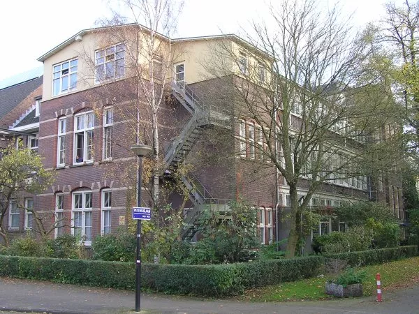 Afbeelding uit: oktober 2011. Hoek Ketelhuisplein / Pesthuislaan.