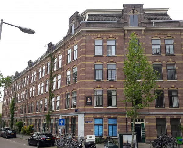 Afbeelding uit: mei 2018. Hoek Hugo de Grootkade (links) - Van Houweningenstraat.