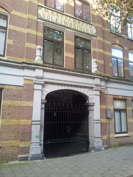 Afbeelding uit: november 2011. Van Houweningenstraat. De poort naar het binnenterrein, waar een badhuis stond.