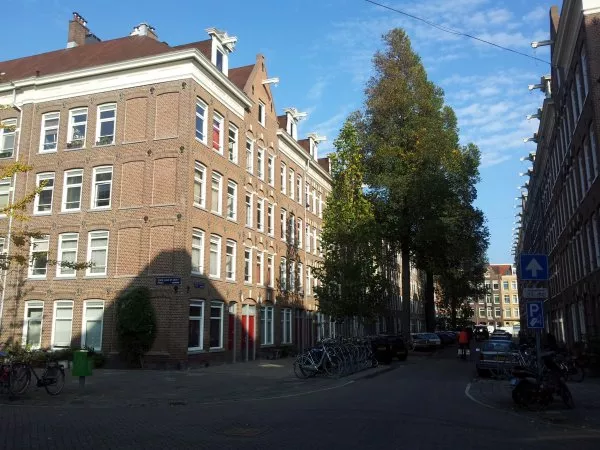 Afbeelding uit: november 2011. Van Houweningenstraat, links de Derde Hugo de Grootstraat.
