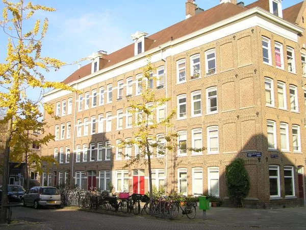 Afbeelding uit: november 2011. Derde Hugo de Grootstraat, rechts de Van Houweningenstraat.