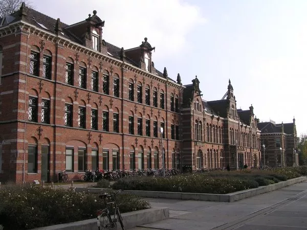 Afbeelding uit: november 2011. Links op de voorgrond het voormalige Werkplaatsengebouw.