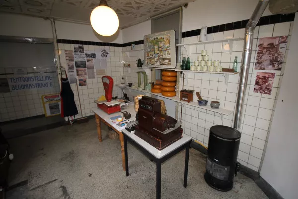 Afbeelding uit: januari 2021. Het winkeltje. Meubels en inventaris komen uit een museum.